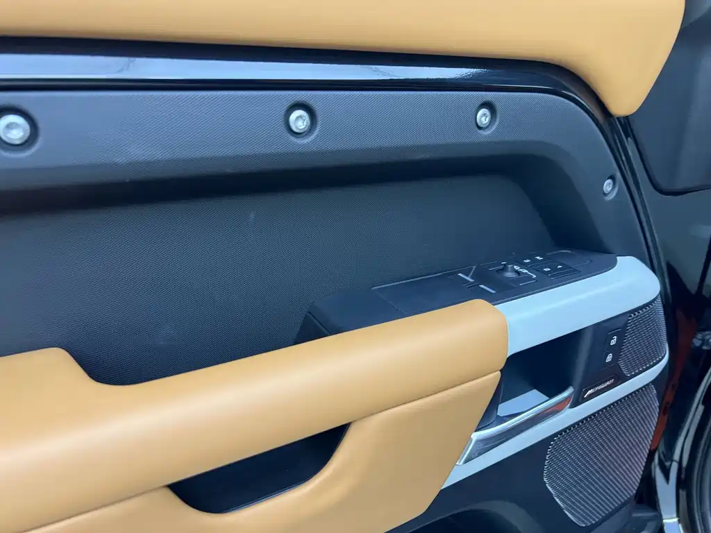 Land Rover Defender — миниатюра 10