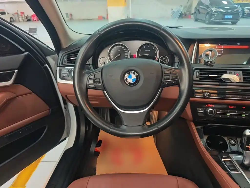 BMW 5 Series — миниатюра 11