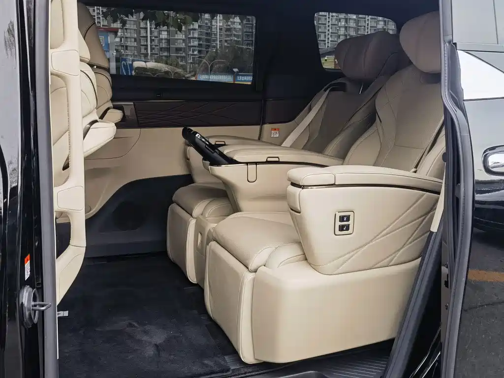 Toyota Alphard — миниатюра 7