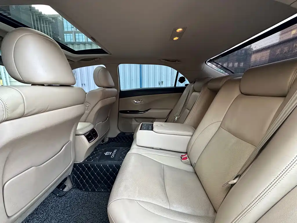Toyota Crown — миниатюра 4
