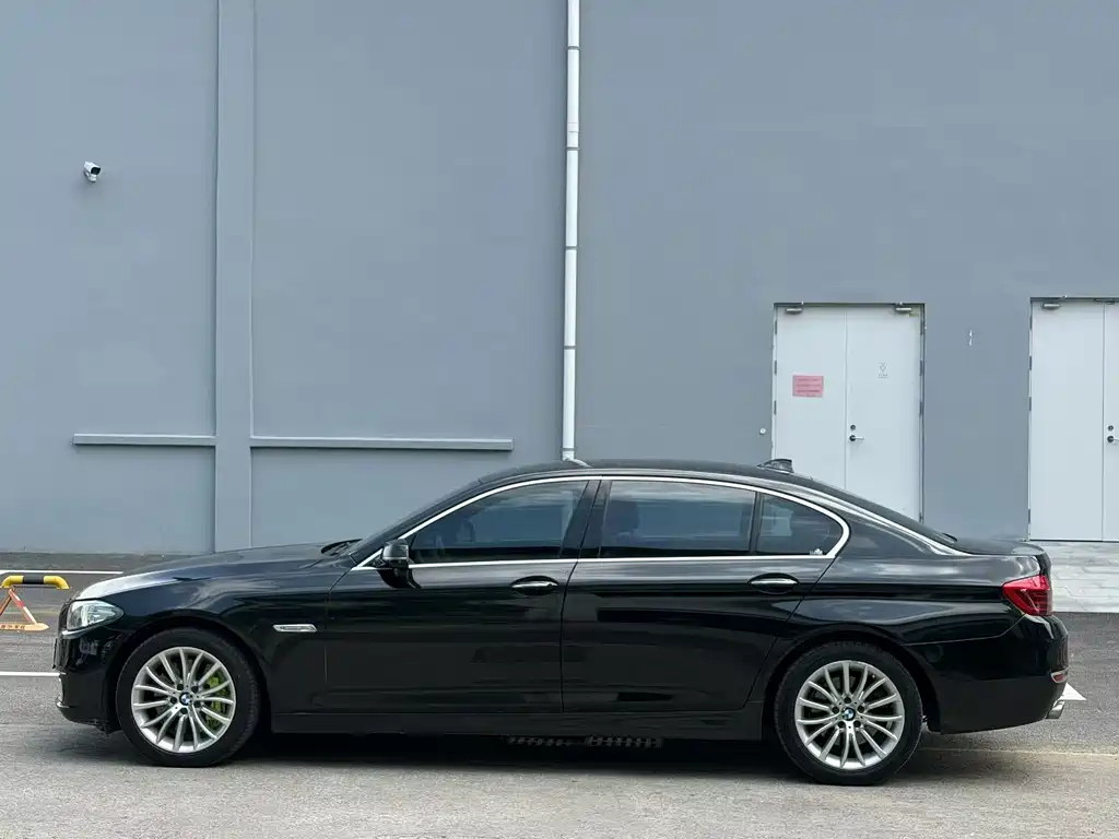 BMW 5 Series — миниатюра 7