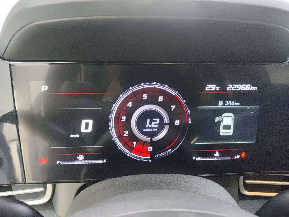 Hyundai Elantra 1.5 л 2023 г. Белый, пробег 22000 км