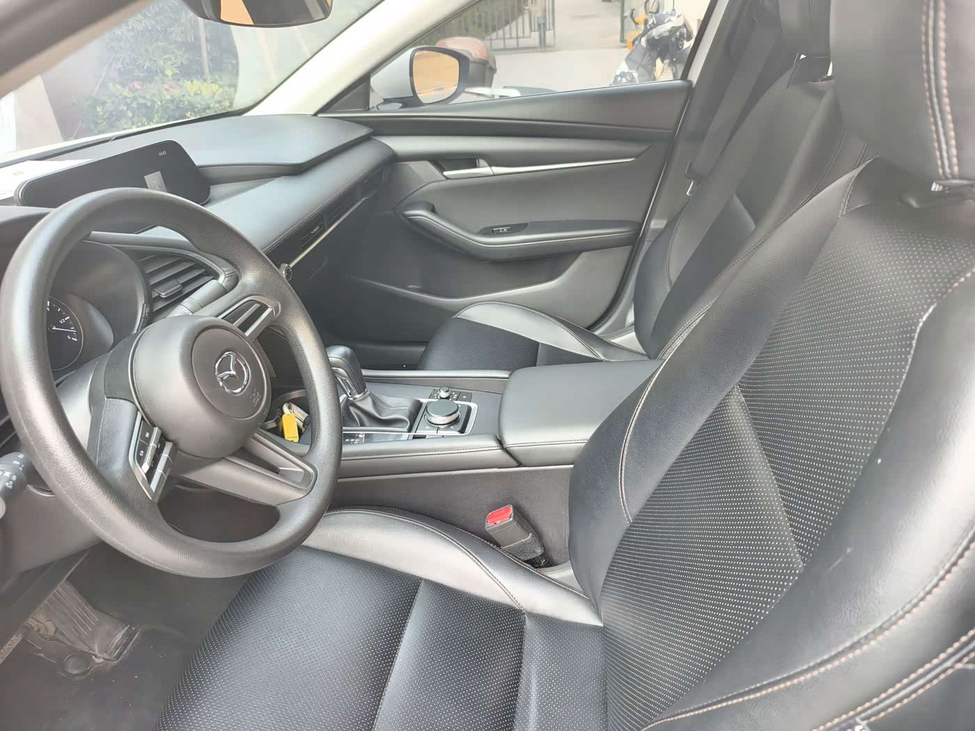 Mazda Mazda3 Axela 1.5 л 2021 г. Белый, пробег 50000 км