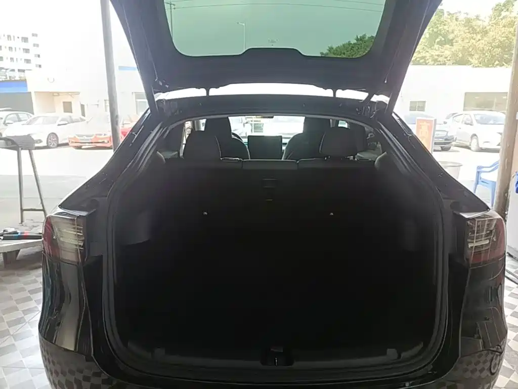 Tesla Model Y — миниатюра 19