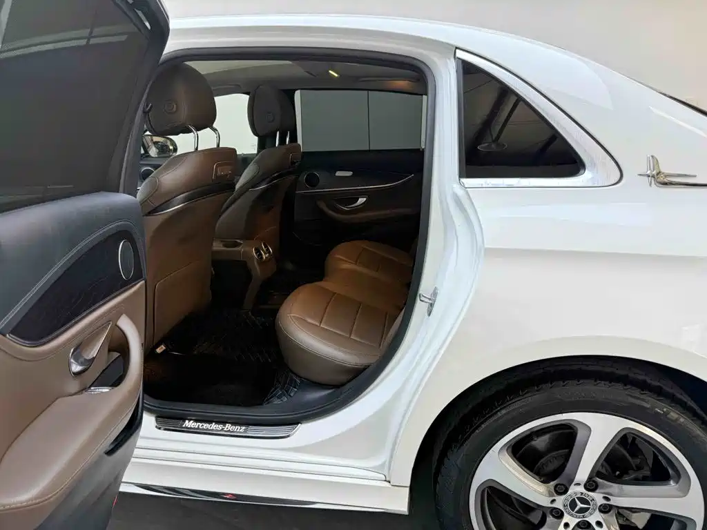 Mercedes-Benz E-Class — миниатюра 17