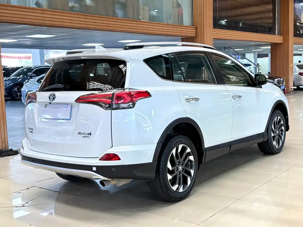 Toyota RAV4 — миниатюра 6