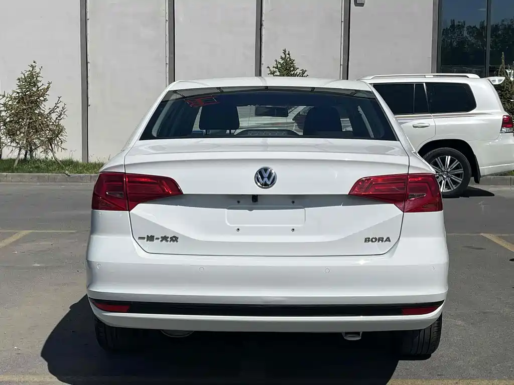 VOLKSWAGEN BORA