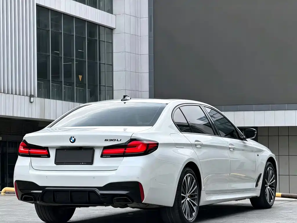 BMW 5 Series — миниатюра 9