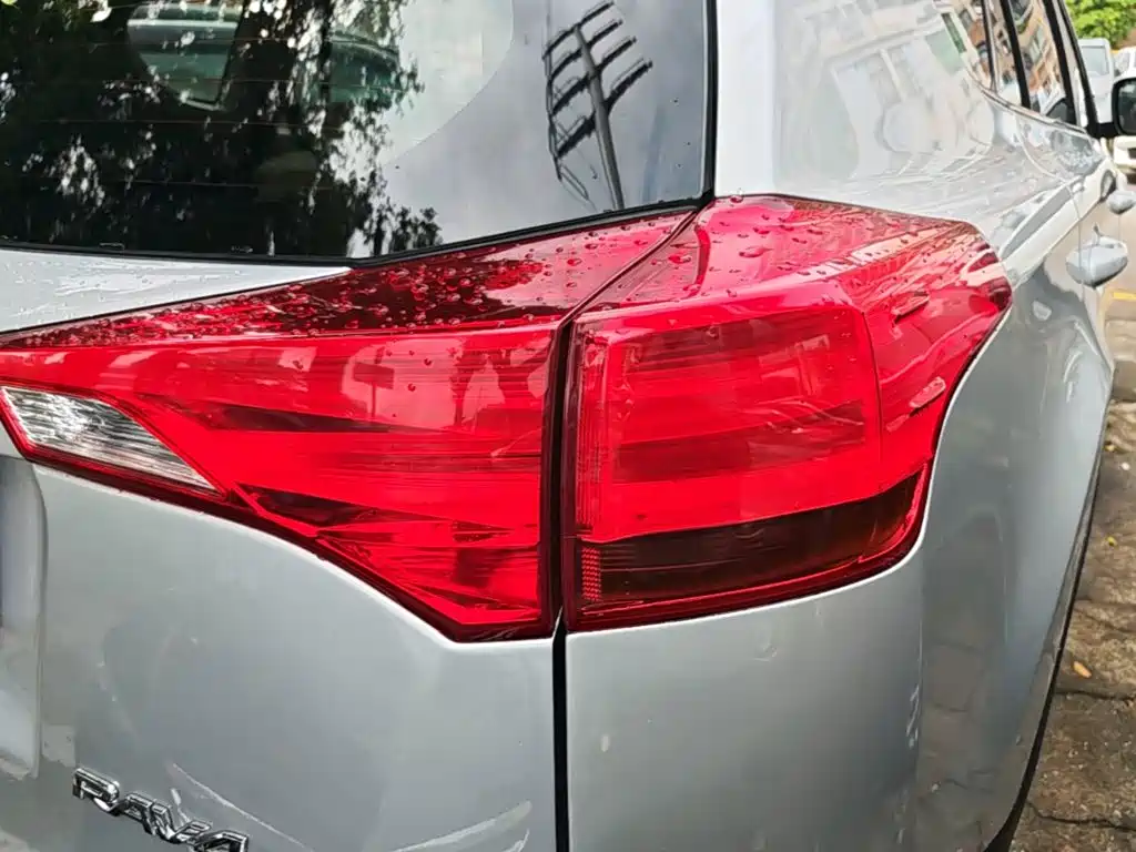 Toyota RAV4 — миниатюра 8