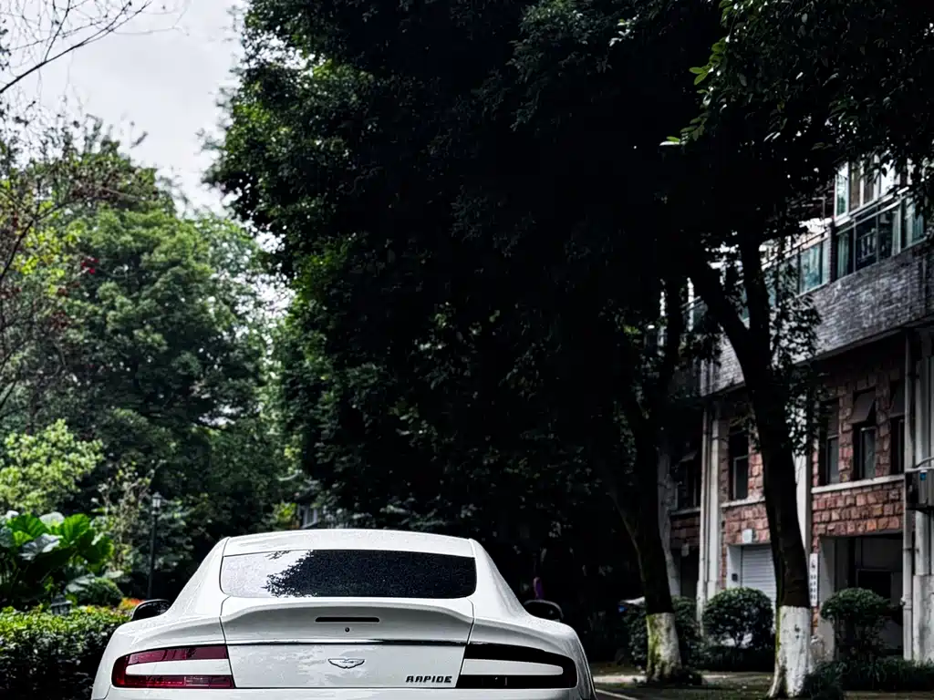 Aston Martin Rapide — миниатюра 6