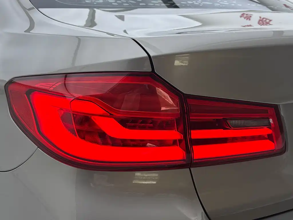 BMW 5 Series New Energy — миниатюра 8