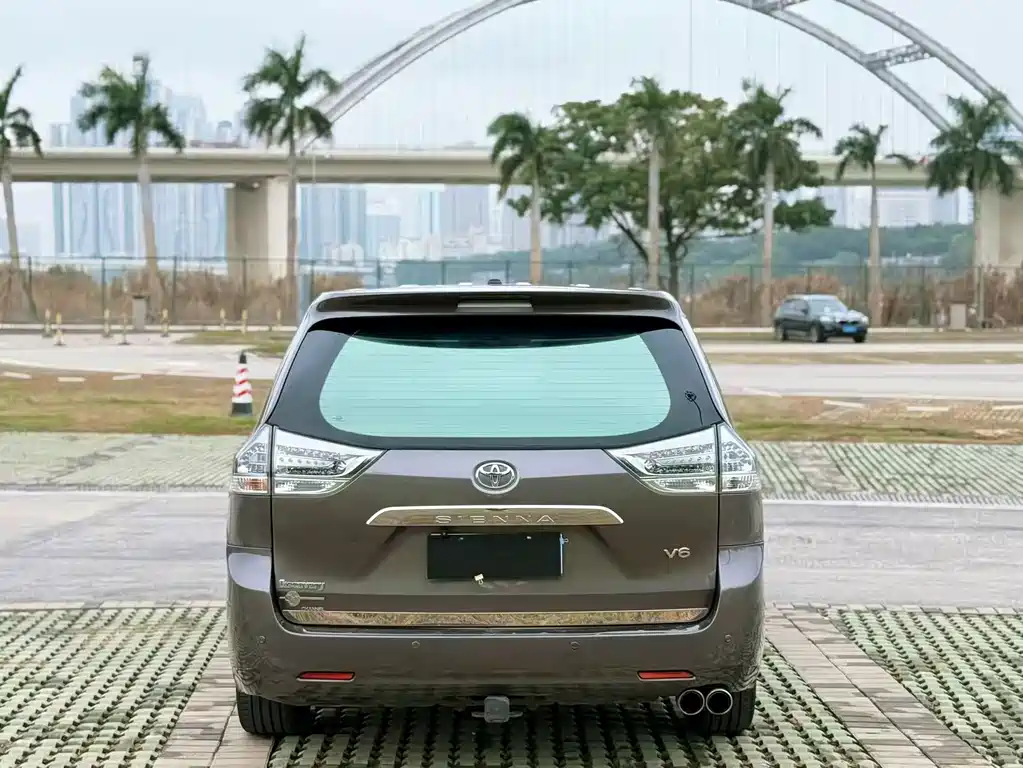 Toyota Sienna — миниатюра 5