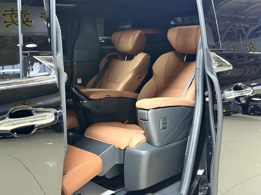 Toyota Alphard — миниатюра 22