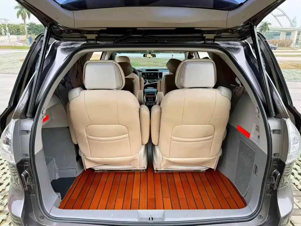 Toyota Sienna — миниатюра 16