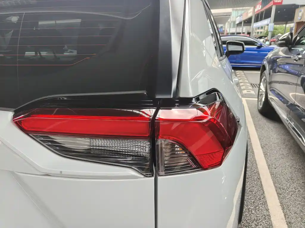 Toyota RAV4 — миниатюра 8