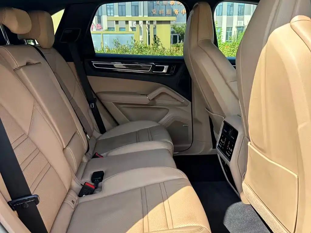 Porsche Cayenne — миниатюра 7