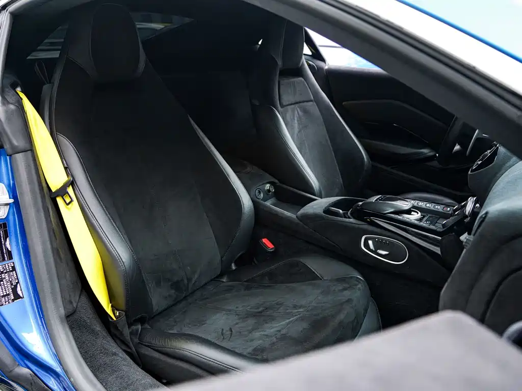 Aston Martin V8 Vantage 2018 4.0T V8 Coupe