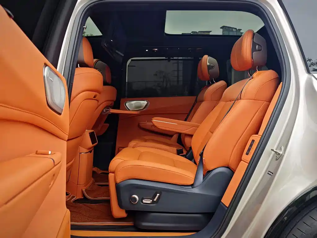 Lynk & Co 900 — миниатюра 8