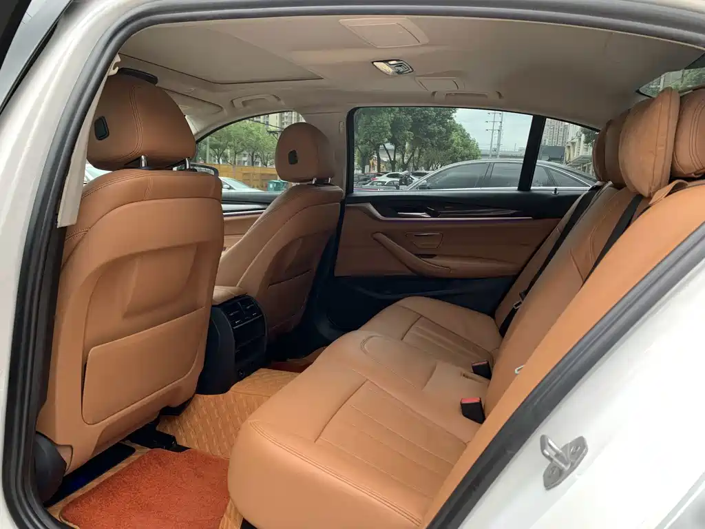 BMW 5 Series — миниатюра 12