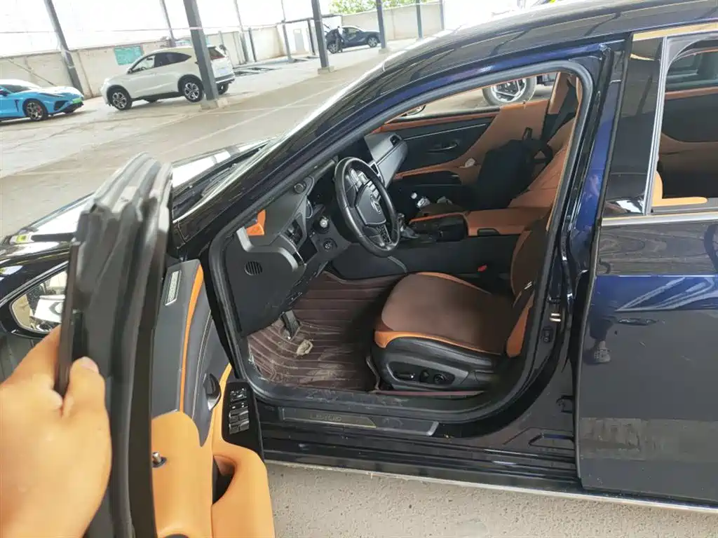 Lexus ES 2021 200
