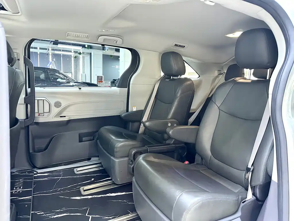 Toyota Sienna - фото 10