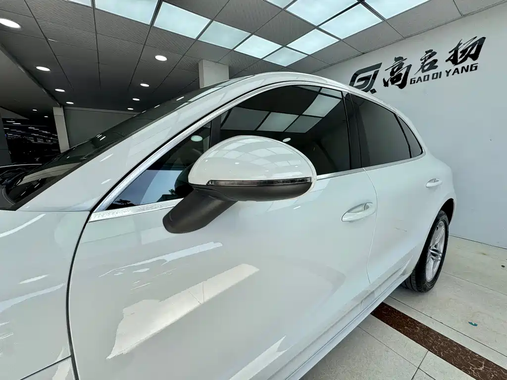 PORSCHE MACAN