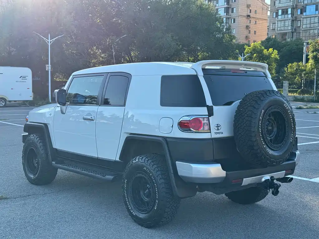 Toyota FJ Cruiser — миниатюра 5