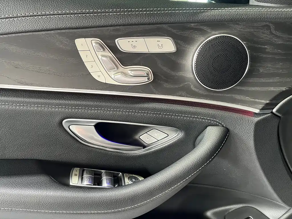 Mercedes-Benz E-Class — миниатюра 8