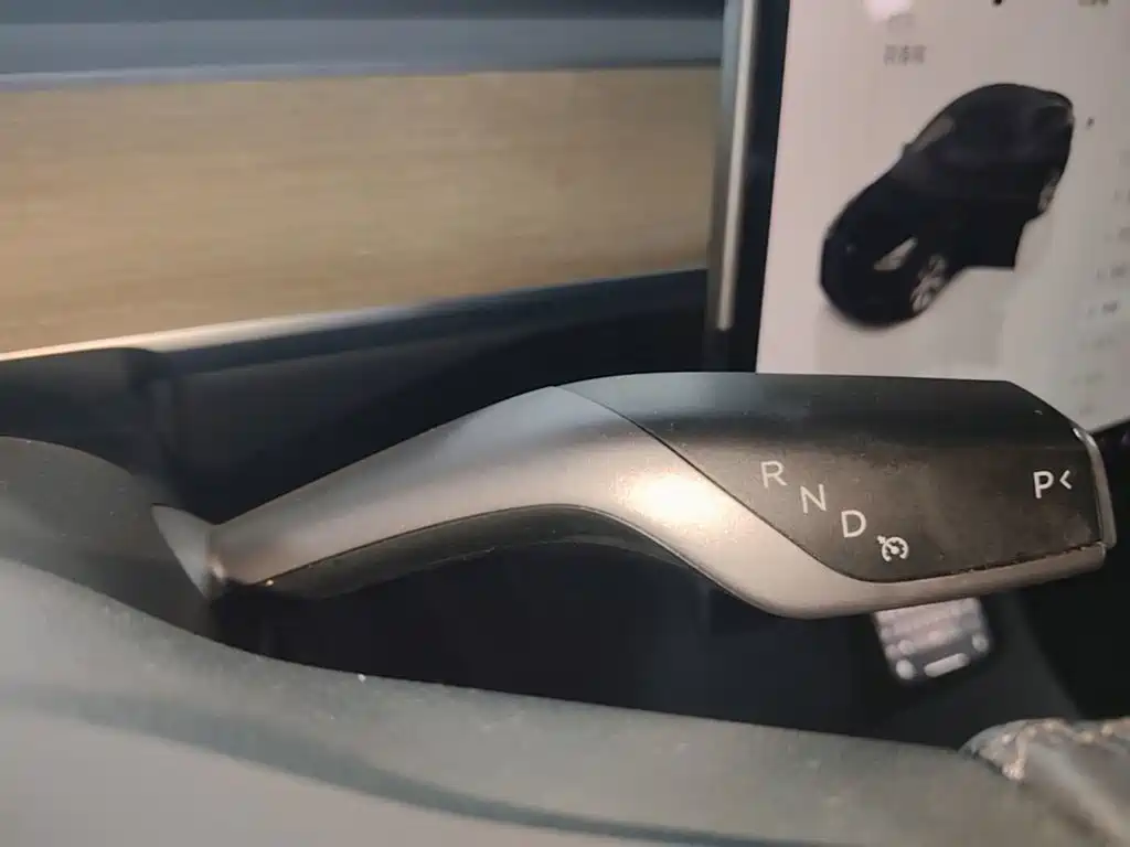Tesla Model Y — миниатюра 14