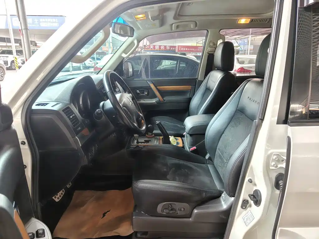 Mitsubishi Pajero (Import) — миниатюра 15