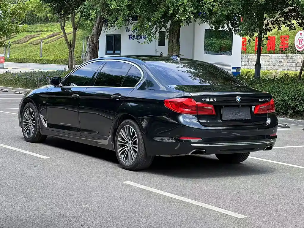 BMW 5 Series — миниатюра 7