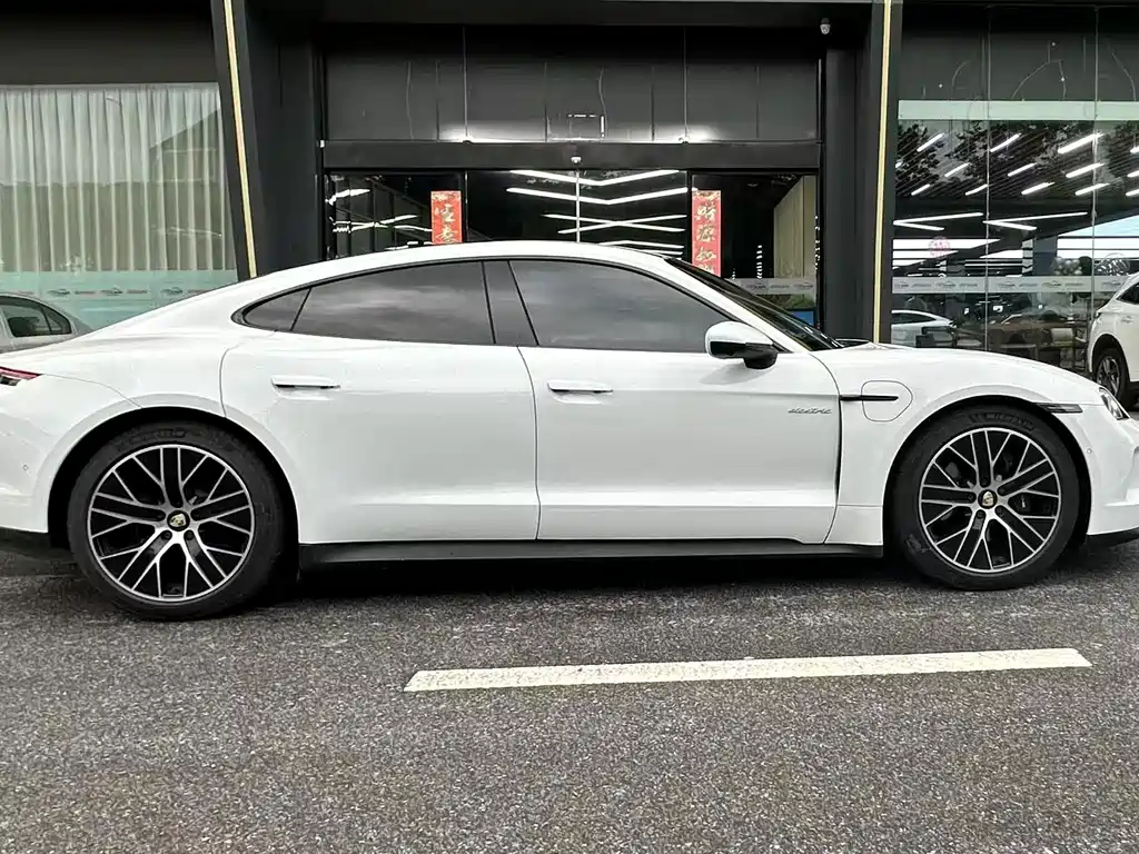 Porsche Taycan — миниатюра 3