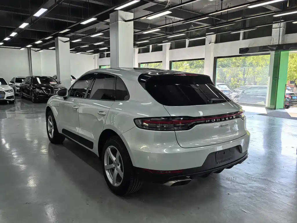 PORSCHE MACAN