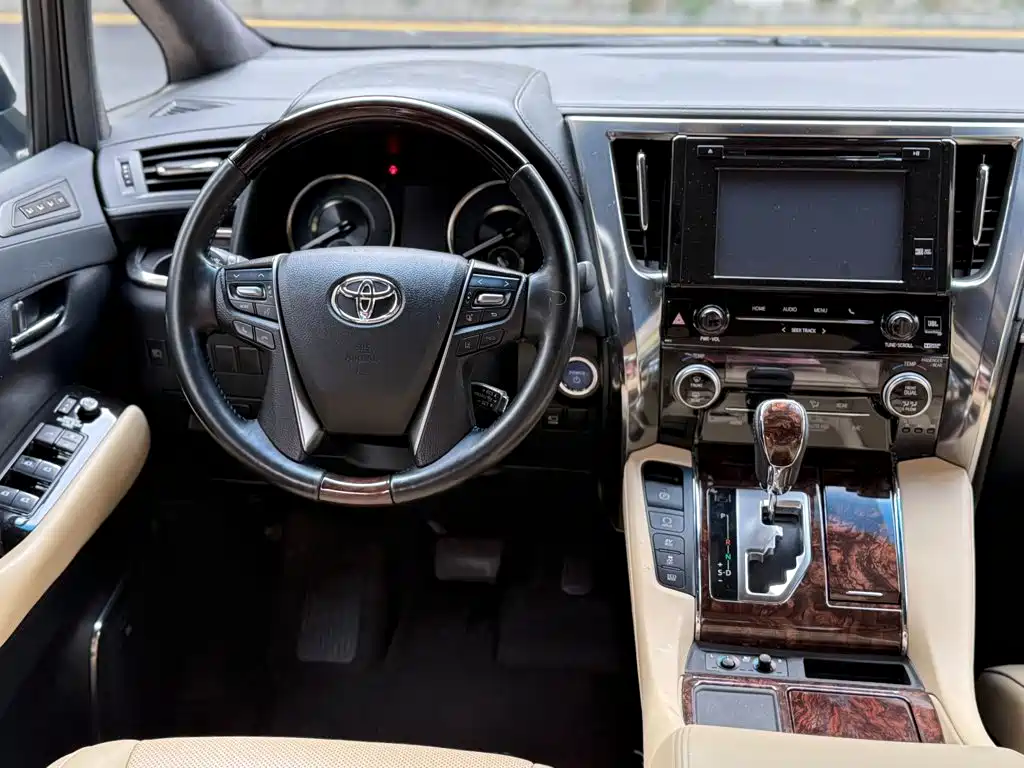Toyota Alphard — миниатюра 24