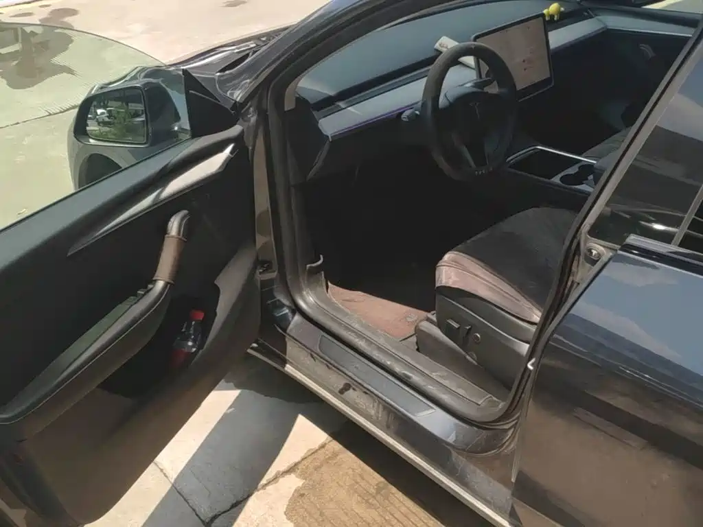 Tesla Model Y — миниатюра 16