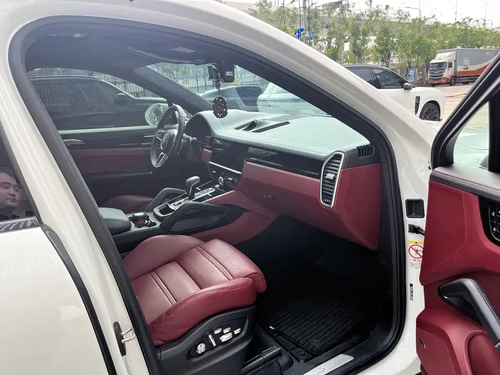 Porsche Cayenne — миниатюра 5