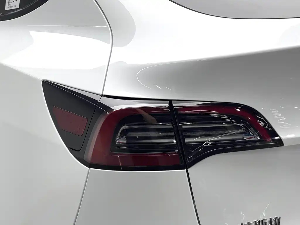 Tesla Model Y — миниатюра 20