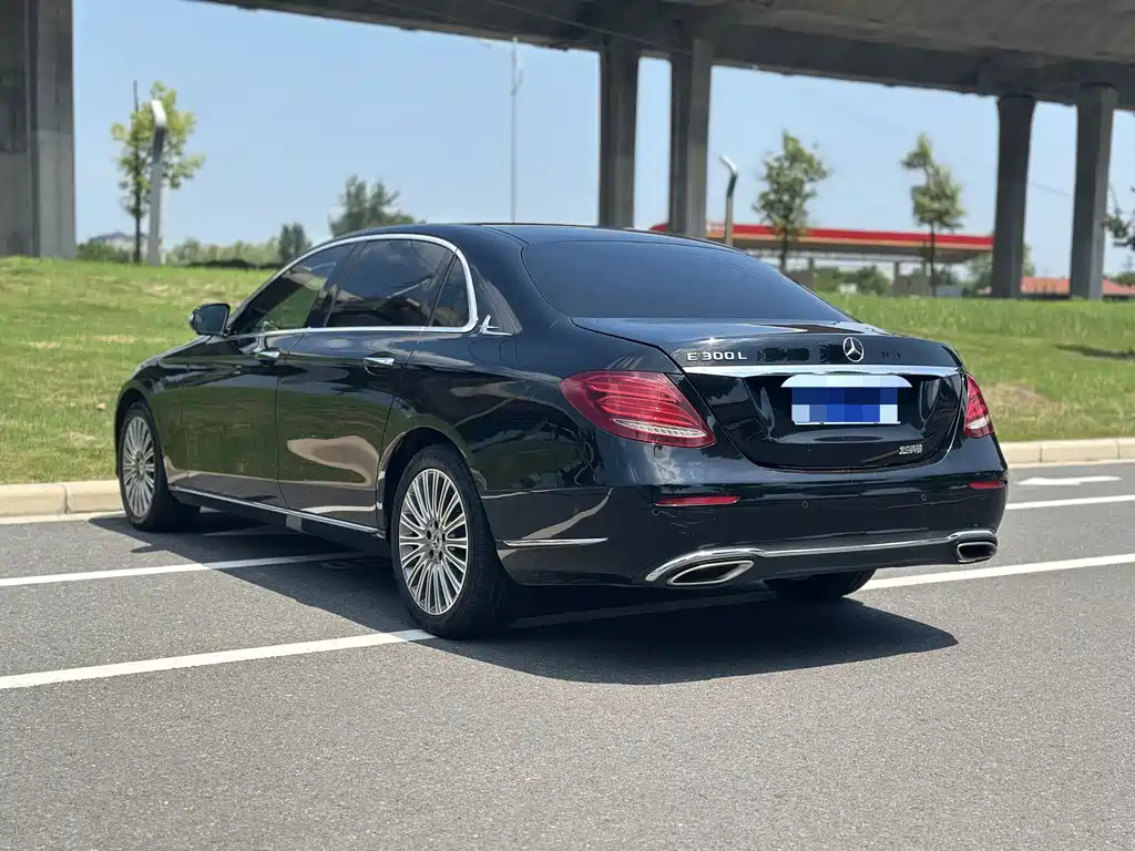 Mercedes-Benz E-Class — миниатюра 7