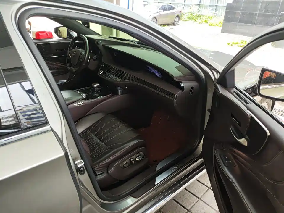 Lexus LS — миниатюра 6