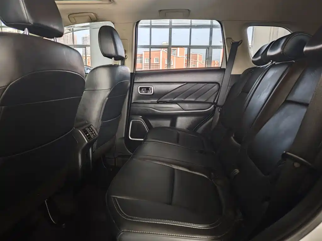 MITSUBISHI OUTLANDER