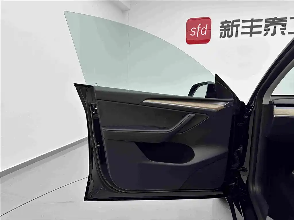 Tesla Model Y — миниатюра 8