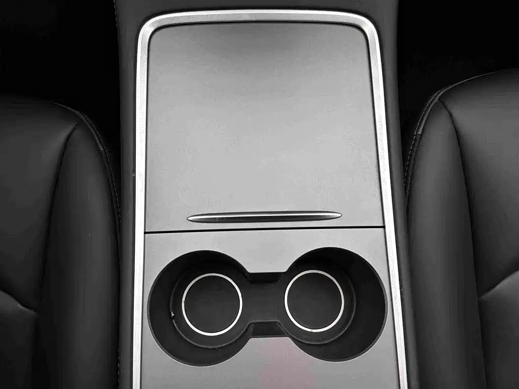 Tesla Model Y — миниатюра 12