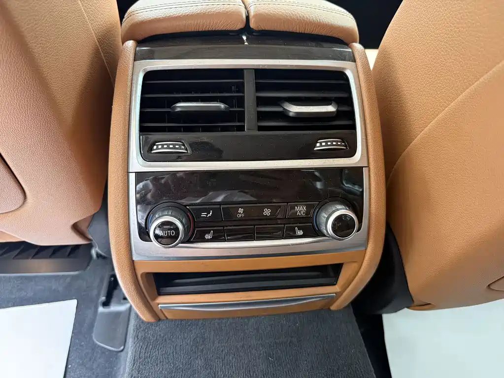 BMW 7 Series — миниатюра 10