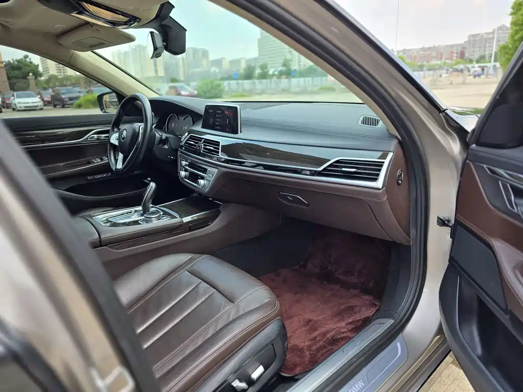 BMW 7 Series — миниатюра 7