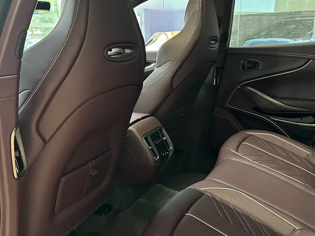 Aston Martin DBX — миниатюра 5