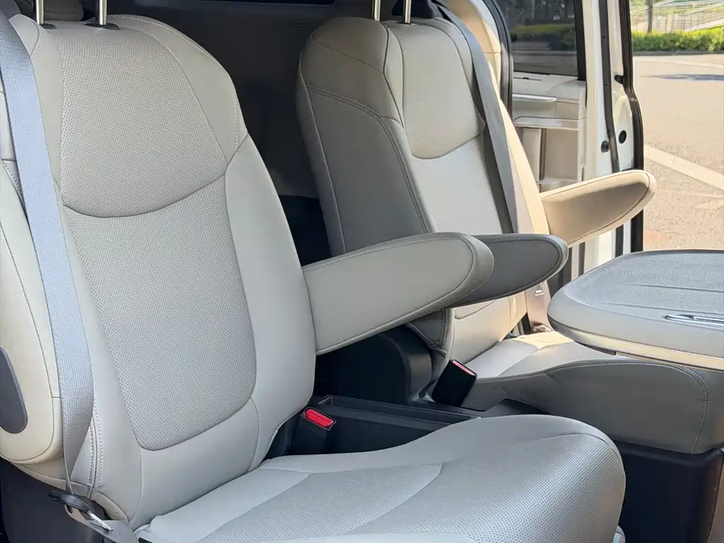 Toyota Sienna — миниатюра 17