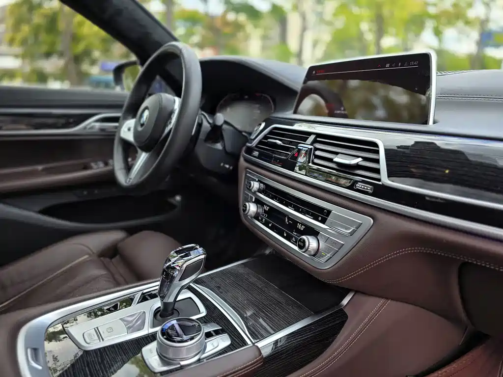 BMW 7 Series — миниатюра 9