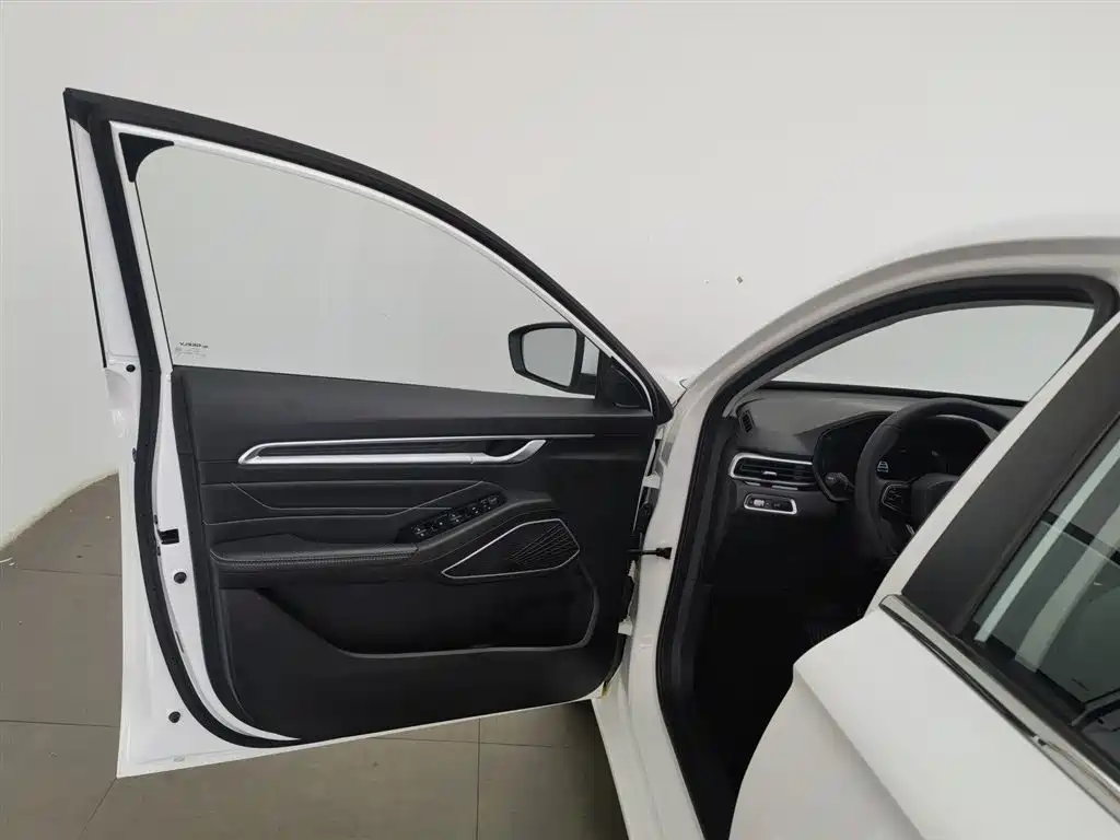 Geely Emgrand 2022 4 1.5L CVT Luxury