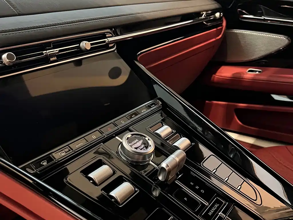 Aston Martin DB12 — миниатюра 6