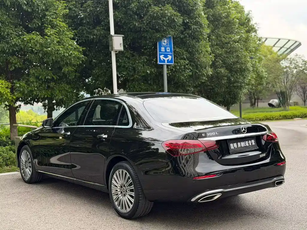 Mercedes-Benz E-Class — миниатюра 9